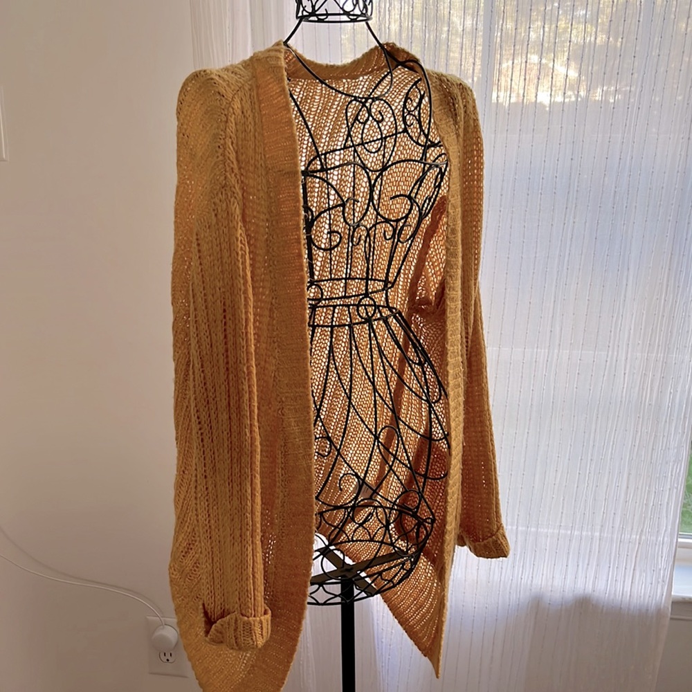 Soft golden yellow Autumn cardigan. Used condition. Tag missing. Size L.